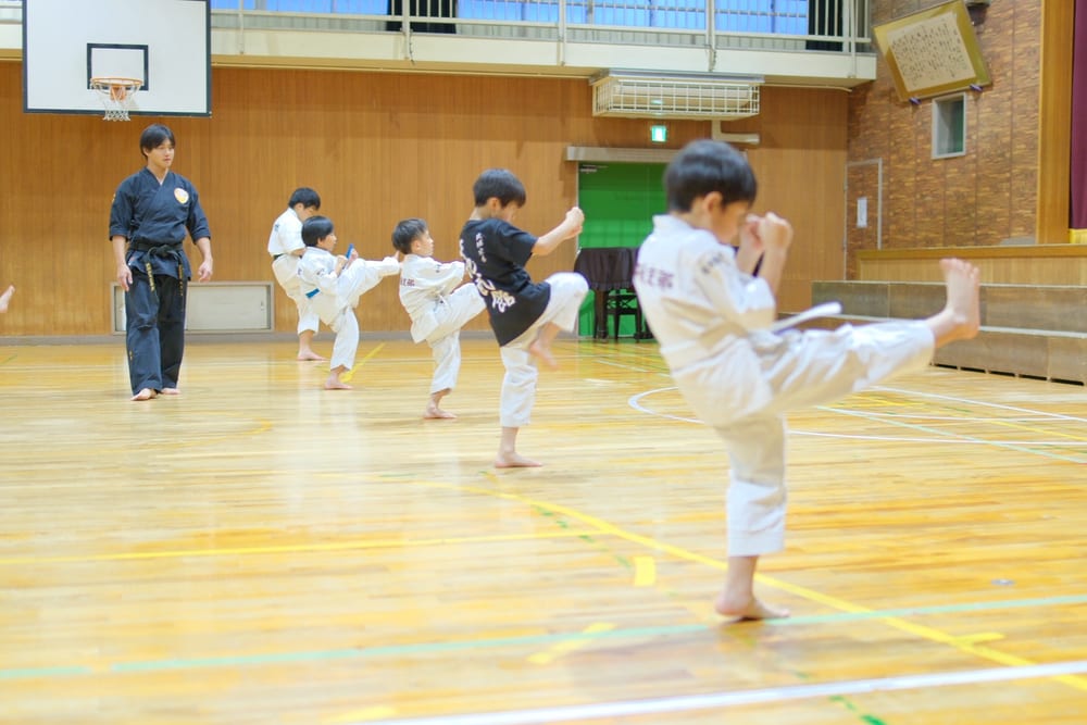 子どもたちの稽古を見守る指導者