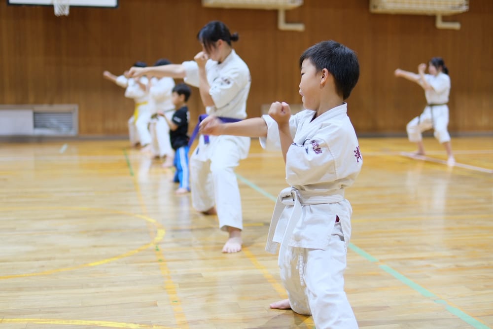 一列に並んで基本稽古に取り組む子どもたち