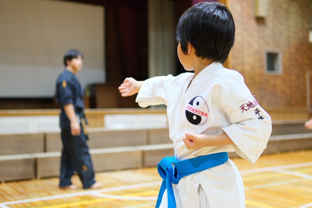 構えをとる道場生の後ろ姿