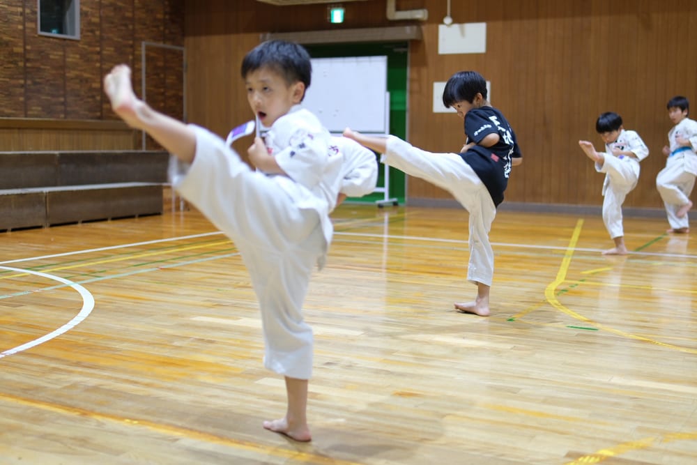 指導者のもとで稽古する道場生