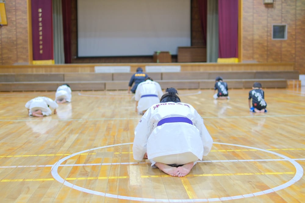 正座して礼をする子どもたち
