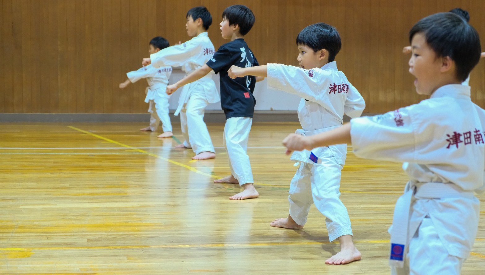 天地武館で稽古する子どもたち