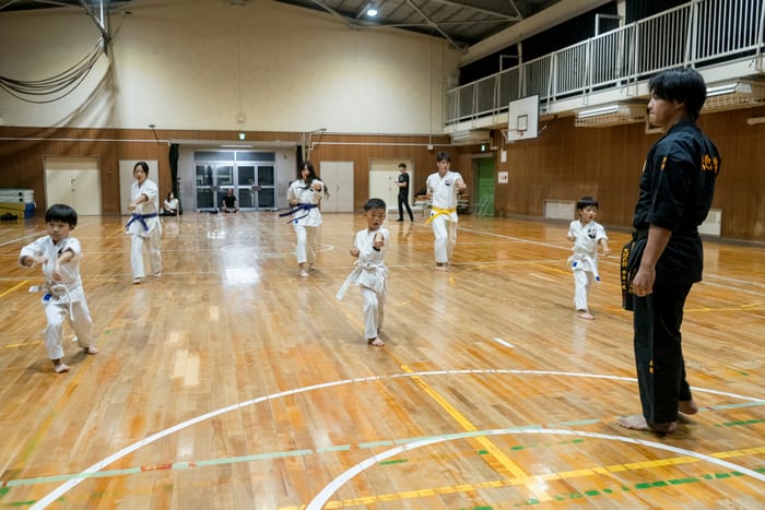 師範のもとで稽古に励む道場生たち