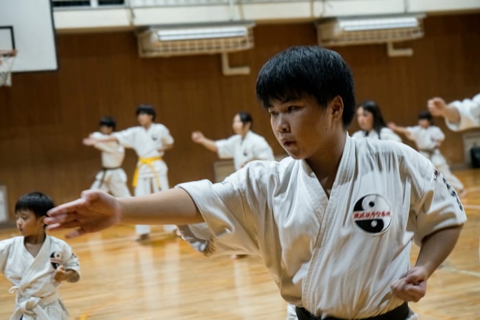 力強い正拳突きを見せる道場生