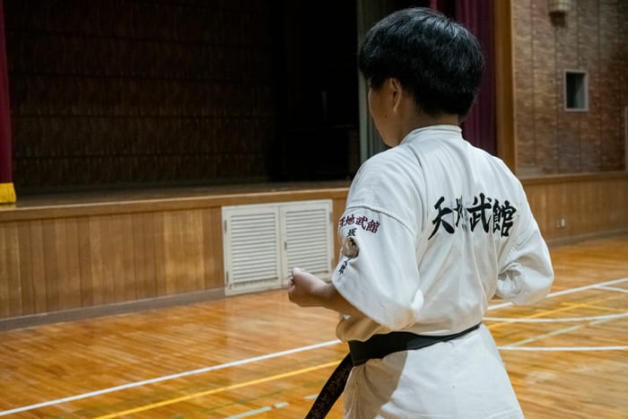 道着の背に刻まれた天地武館の文字