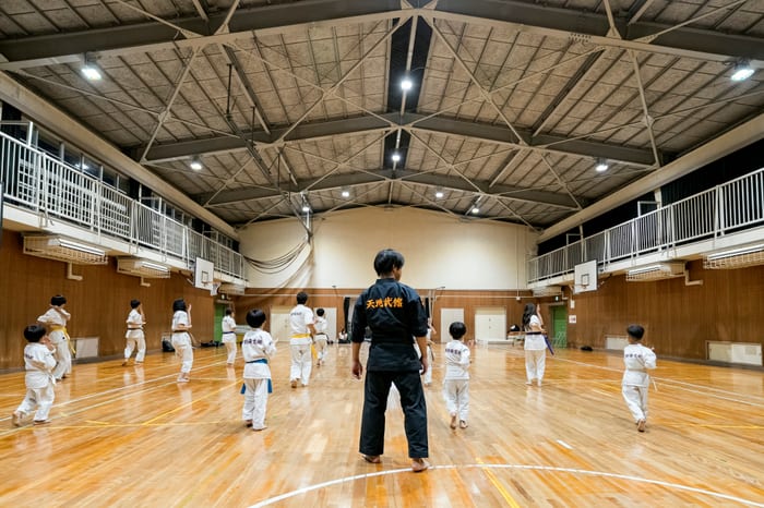 師範の後ろ姿と稽古に励む道場生たち