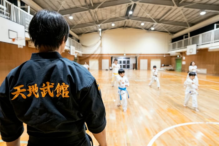 師範の道着に染め抜かれた天地武館の文字