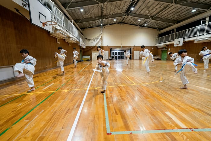 一斉に前蹴りを放つ道場生たち