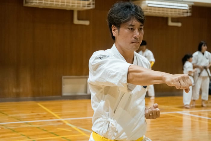 型稽古に励む大人の道場生