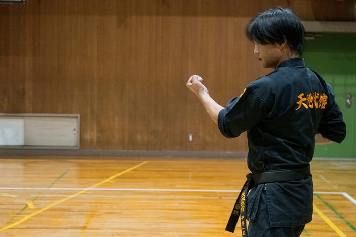 師範の後ろ姿と天地武館の文字