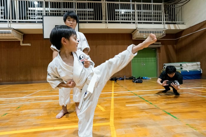 高く伸びる回し蹴り