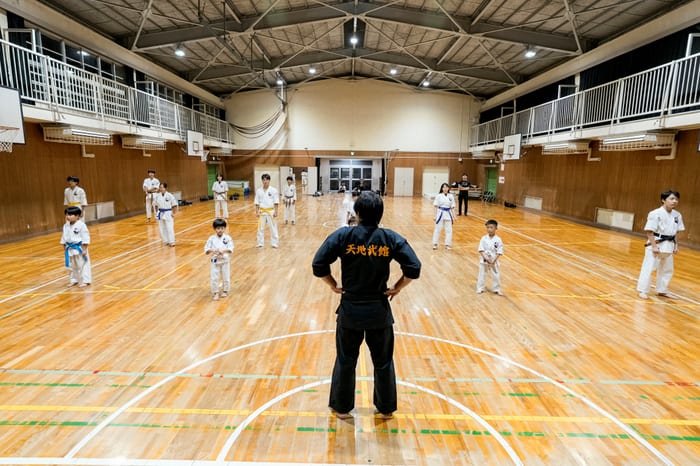 体育館いっぱいに広がる稽古の様子