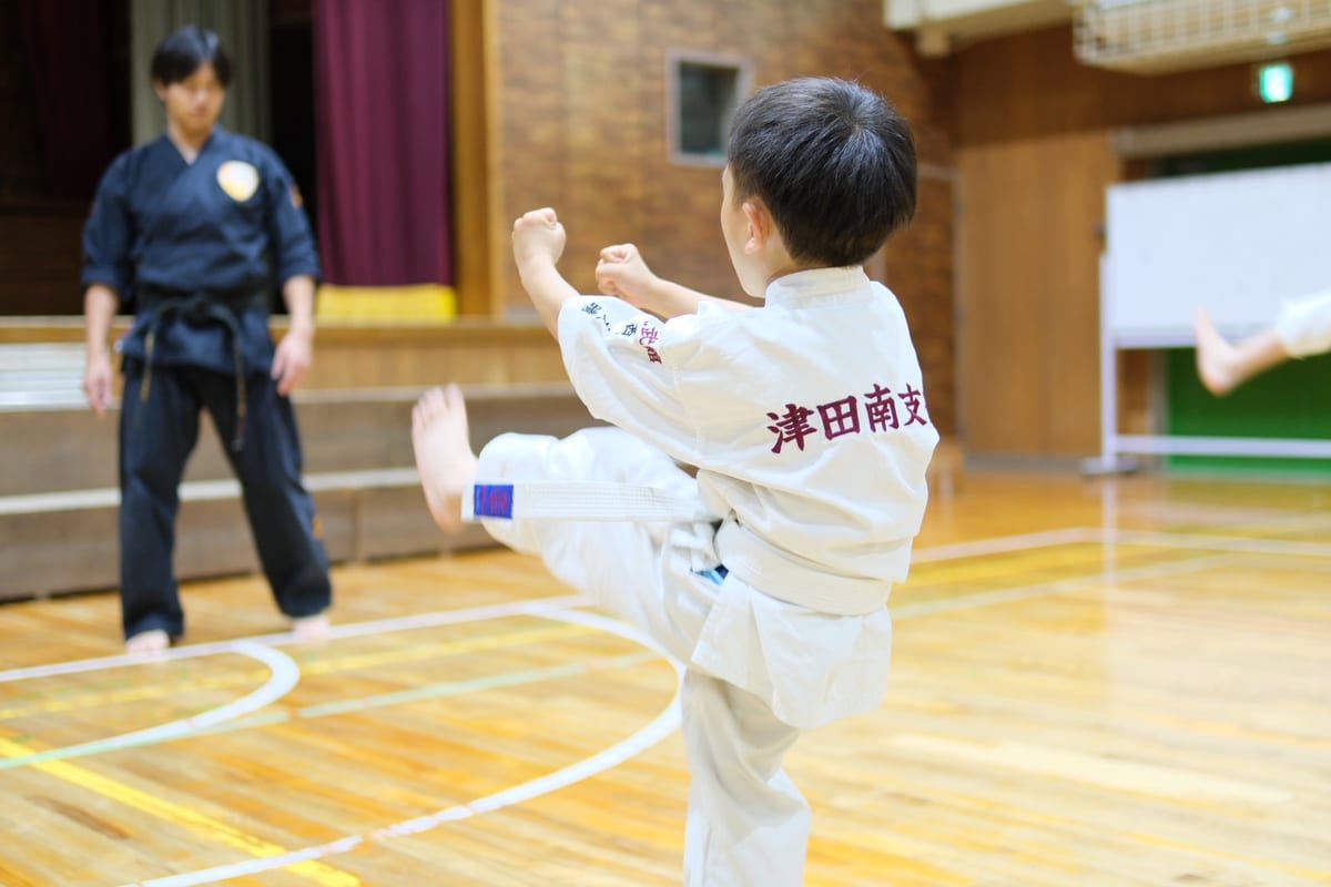 子どもたちの稽古を見守る天地武館の指導者